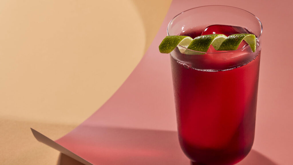 Cocktail della drink list Bloom Crimson Fizz
