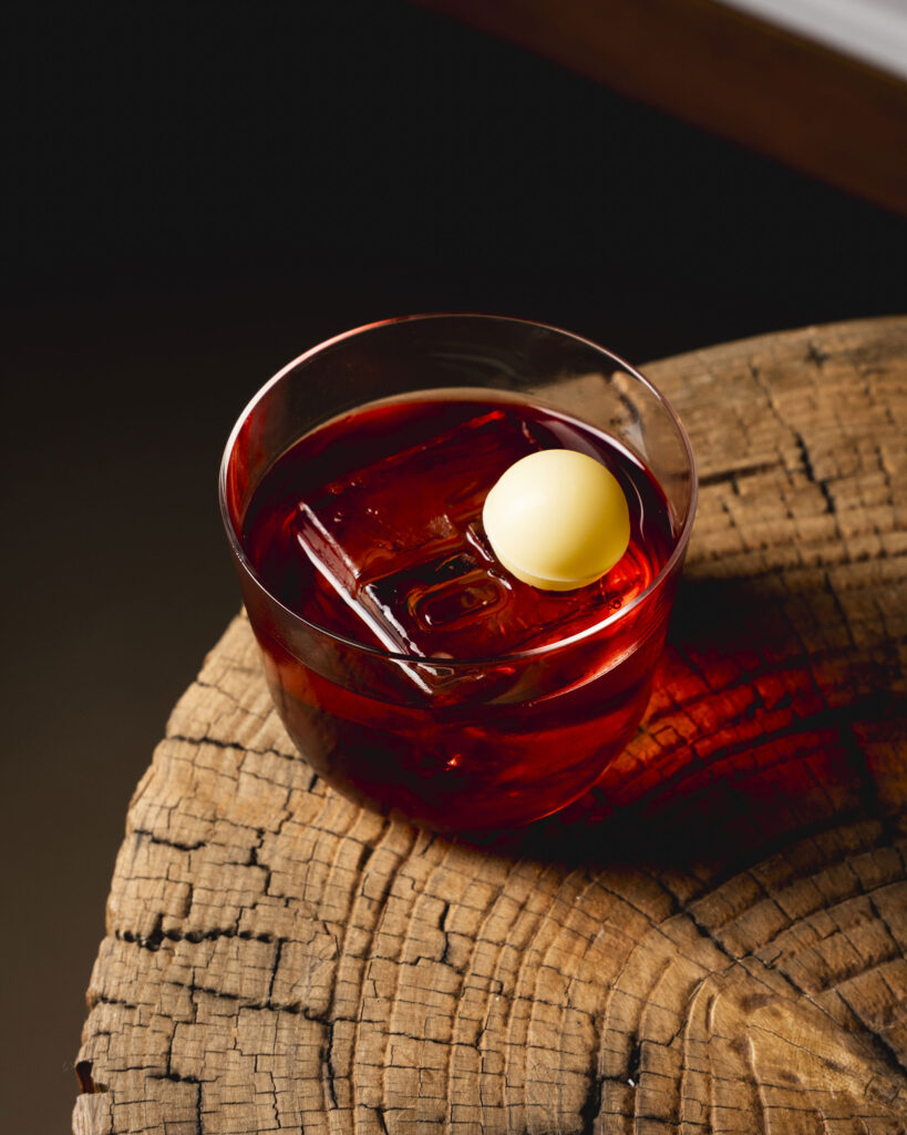 Milk Punch ai frutti rossi con sfera di cioccolato bianco di Alto Roof Top Bar