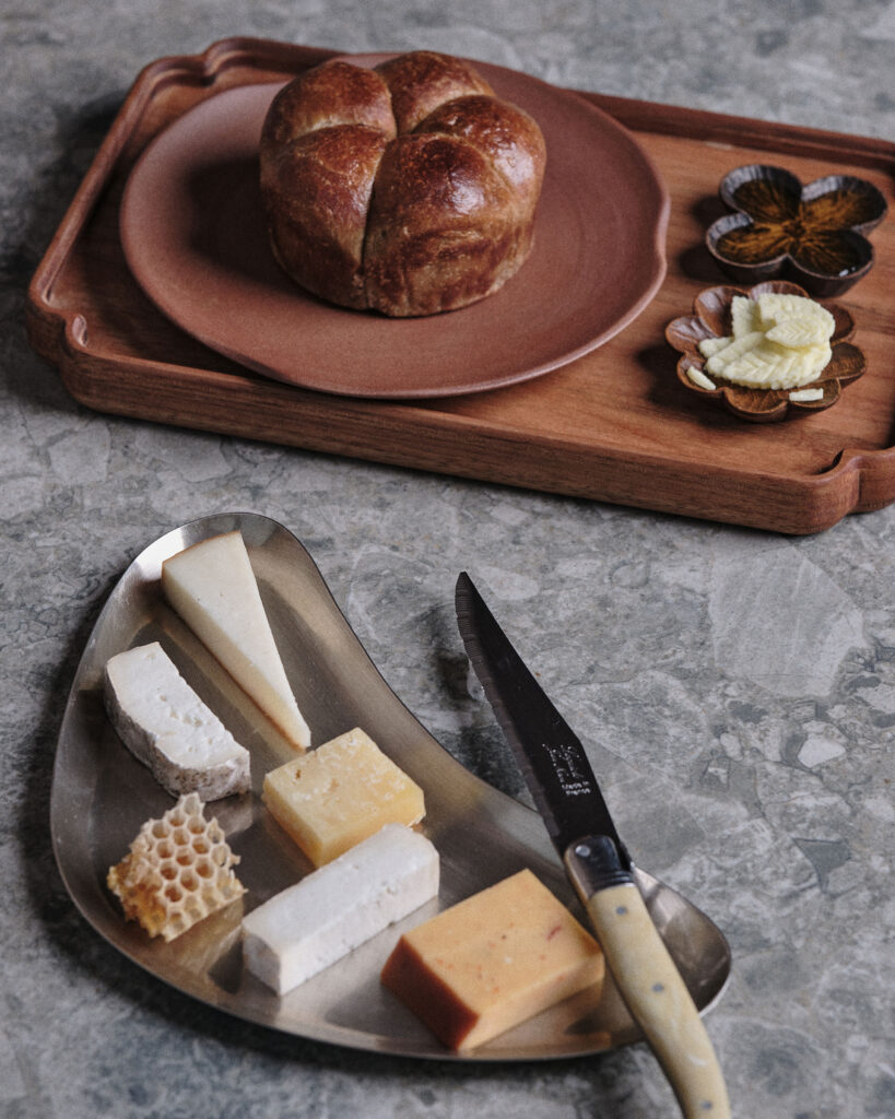 Pane alla lúcuma e una selezione di formaggi
locali, Lady Bee