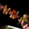 Pinchos con giardiniera fatta in casa, peperoni, olive spagnole, conditi con olio, soia e miele, menu Sapore
