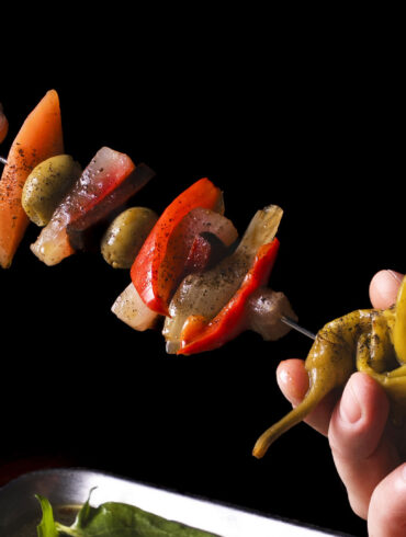 Pinchos con giardiniera fatta in casa, peperoni, olive spagnole, conditi con olio, soia e miele, menu Sapore