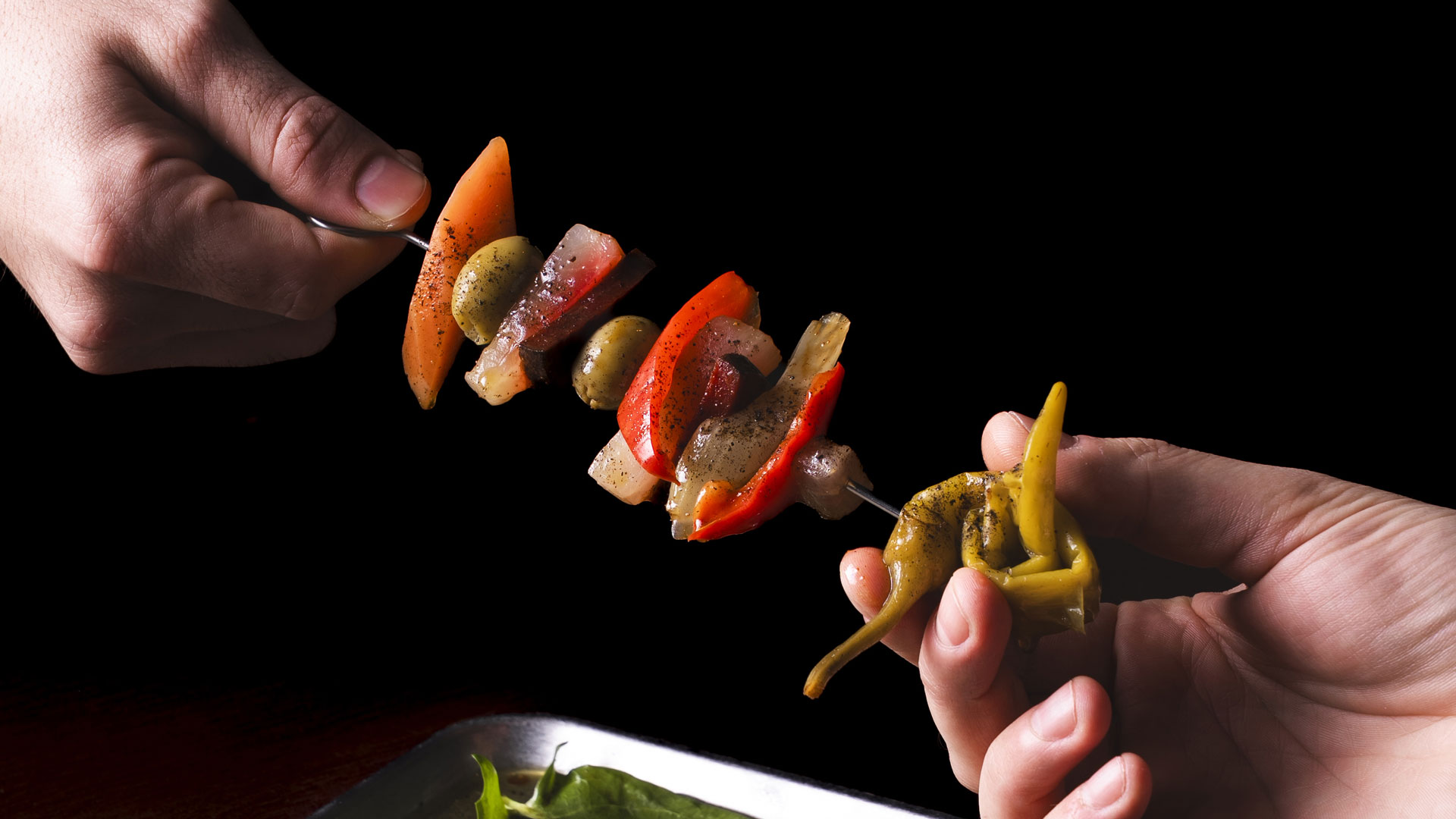 Pinchos con giardiniera fatta in casa, peperoni, olive spagnole, conditi con olio, soia e miele, menu Sapore