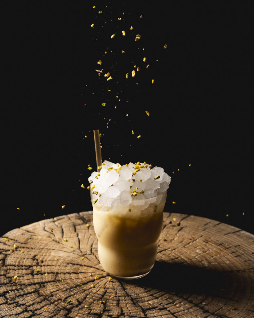 istacchio, twist sul Mai Tai con rum,
liquore alle mandorle amare, orzata di
pistacchio, lime e mandarino verde. Drink list Sapore
