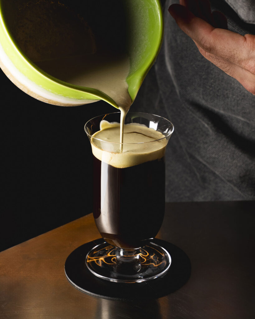 Twist sull’Irish Coffee di di Alto fatto con whisky alla cera d’api, honey mix al polline, cold brew, crema al matcha