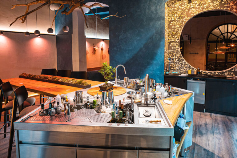Elysian Bar, Mátè Szabò