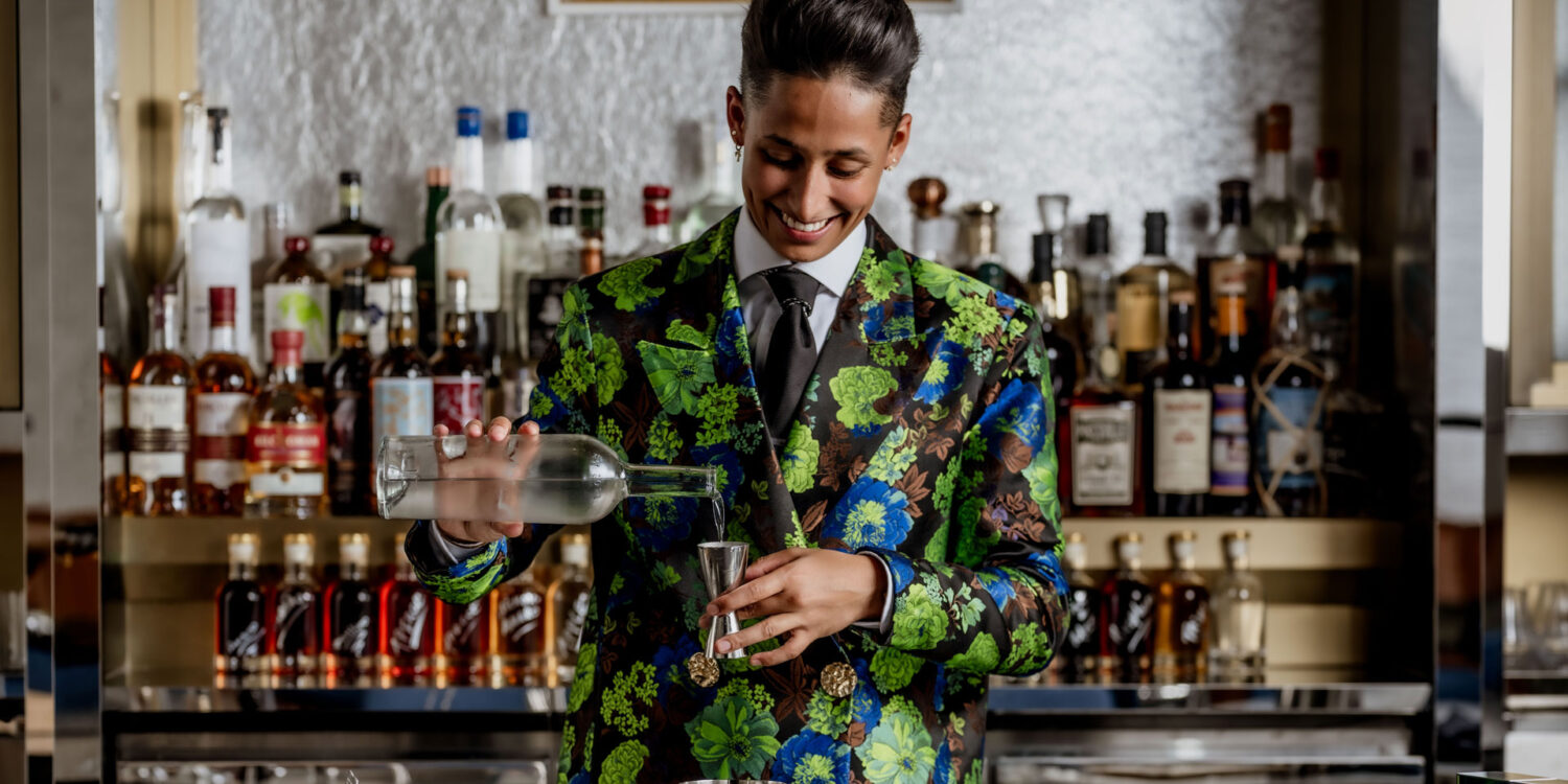La beverage manager Zana Mohlmann dietro al bancone di East47