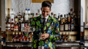 La beverage manager Zana Mohlmann dietro al bancone di East47