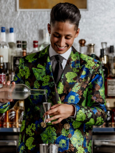 La beverage manager Zana Mohlmann dietro al bancone di East47
