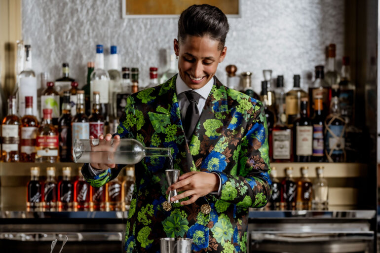 La beverage manager Zana Mohlmann dietro al bancone di East47