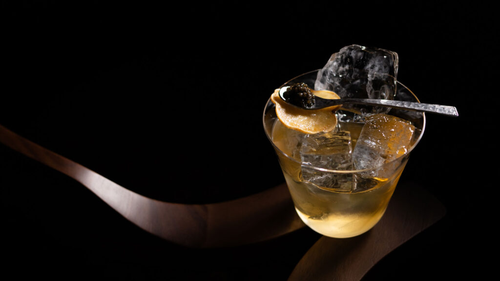 O.G.O.F. unisce rye whiskey, rum all'ananas, miso caramel e banana water