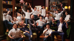 Il team dello Scarfes Bar, Rosewood London.