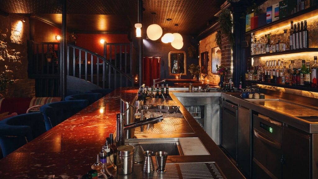 La station contemporana di Little Red Door