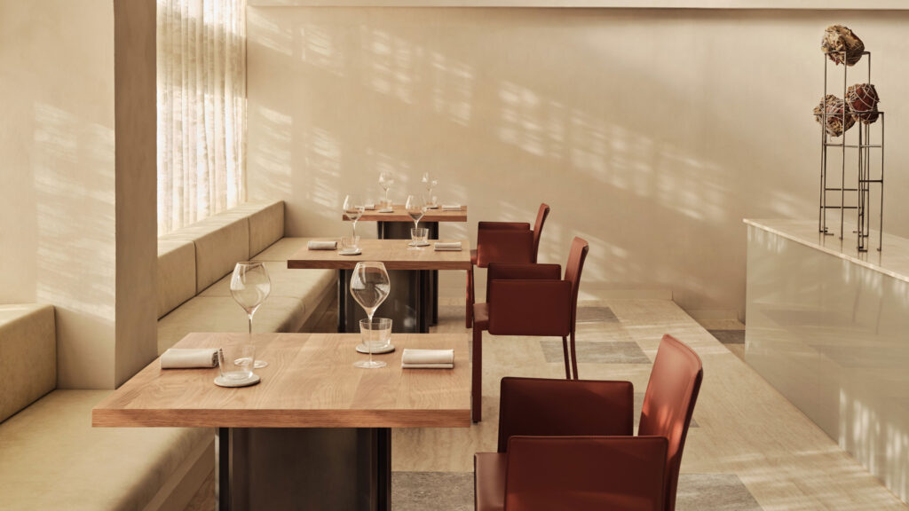 I tavoli del ristorante Somma illuminati dalla luce naturale