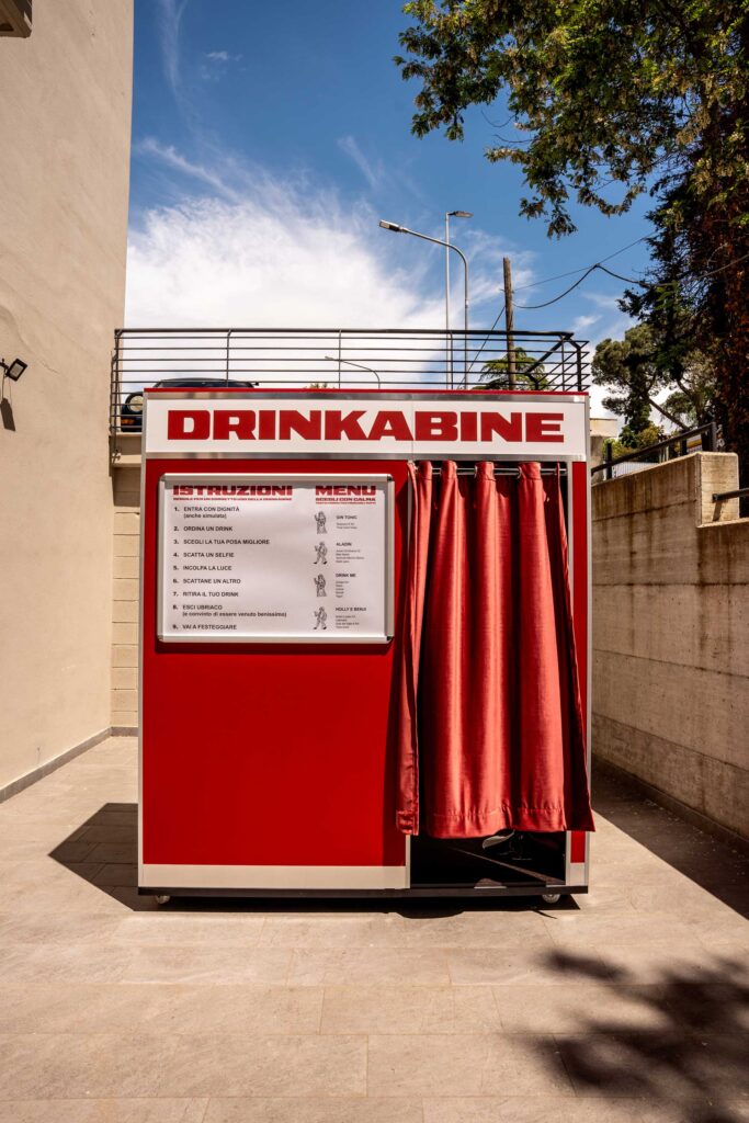 Bar station in una vecchia cabina fotografica