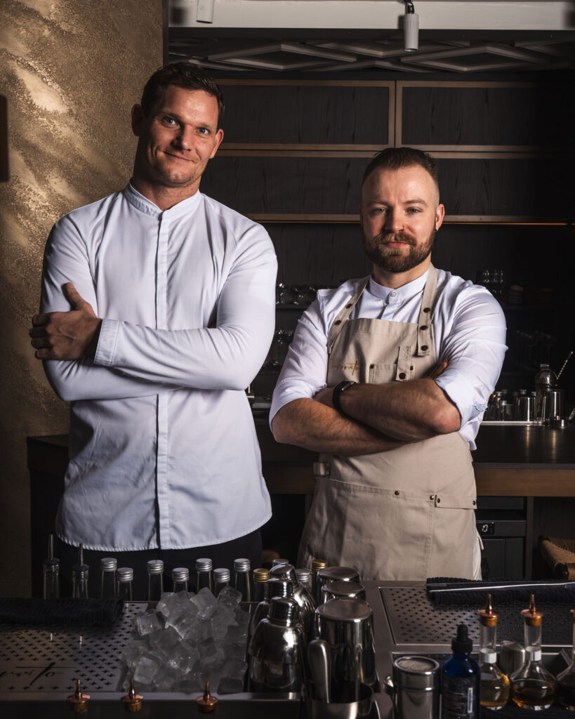 Dorus Floris ed Eric van Beek insieme firmano la carta
food e cocktail di Shakerato Amsterdam