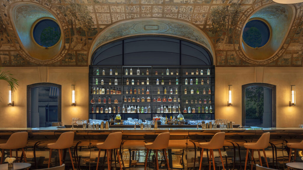 Il bancone di Bar Joséphine al Mandarin Oriental Lutetia Parigi
