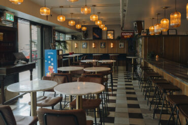 Gli interni di Bar Bello di Montréal ricordano i bar all’italiana