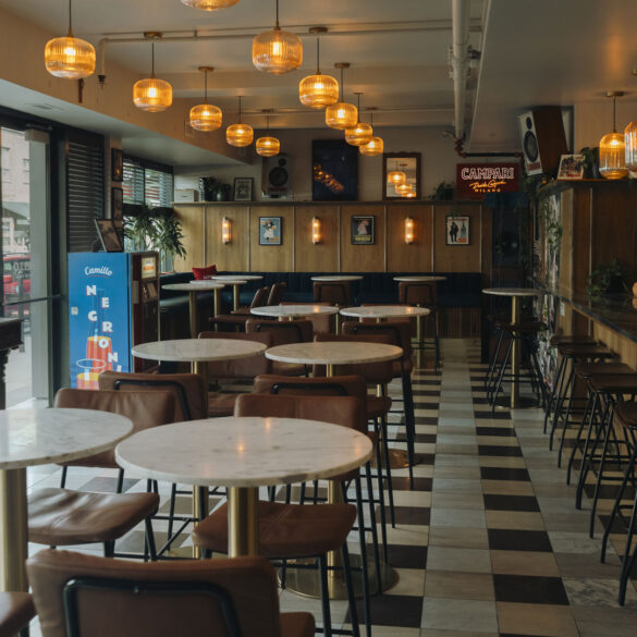 Gli interni di Bar Bello di Montréal ricordano i bar all’italiana
