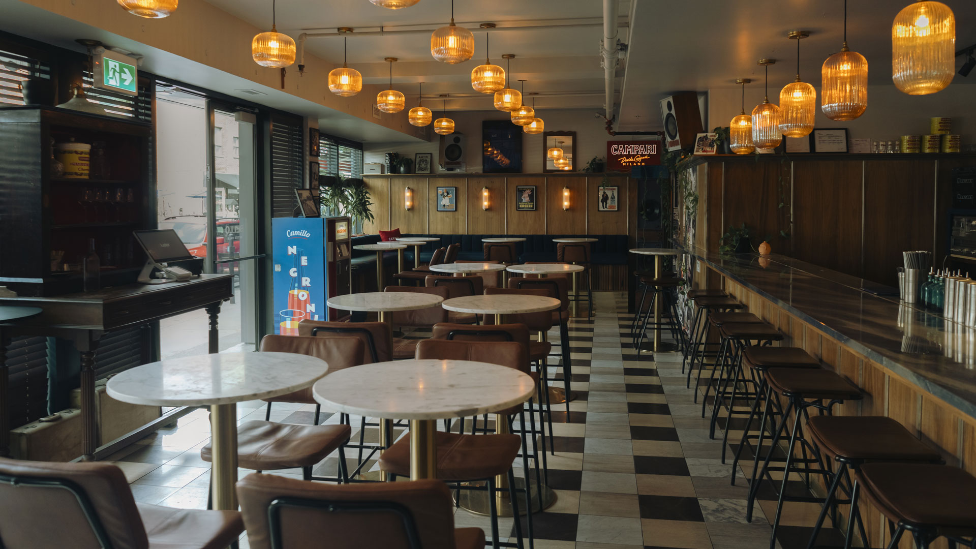 Gli interni di Bar Bello di Montréal ricordano i bar all’italiana