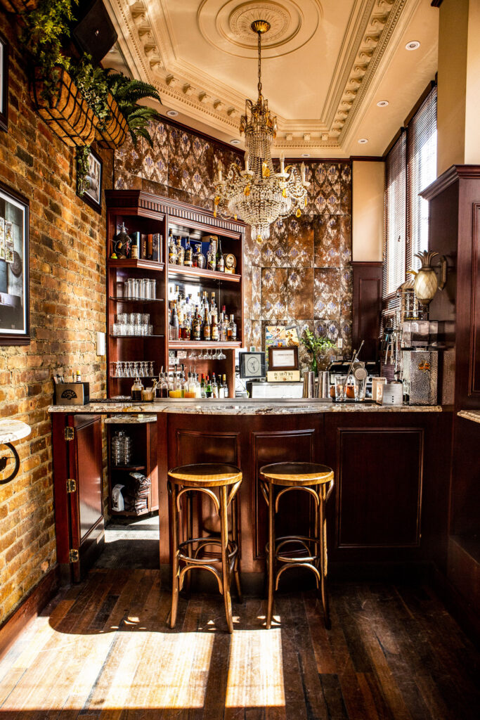 Interni del bar più piccolo del Canada