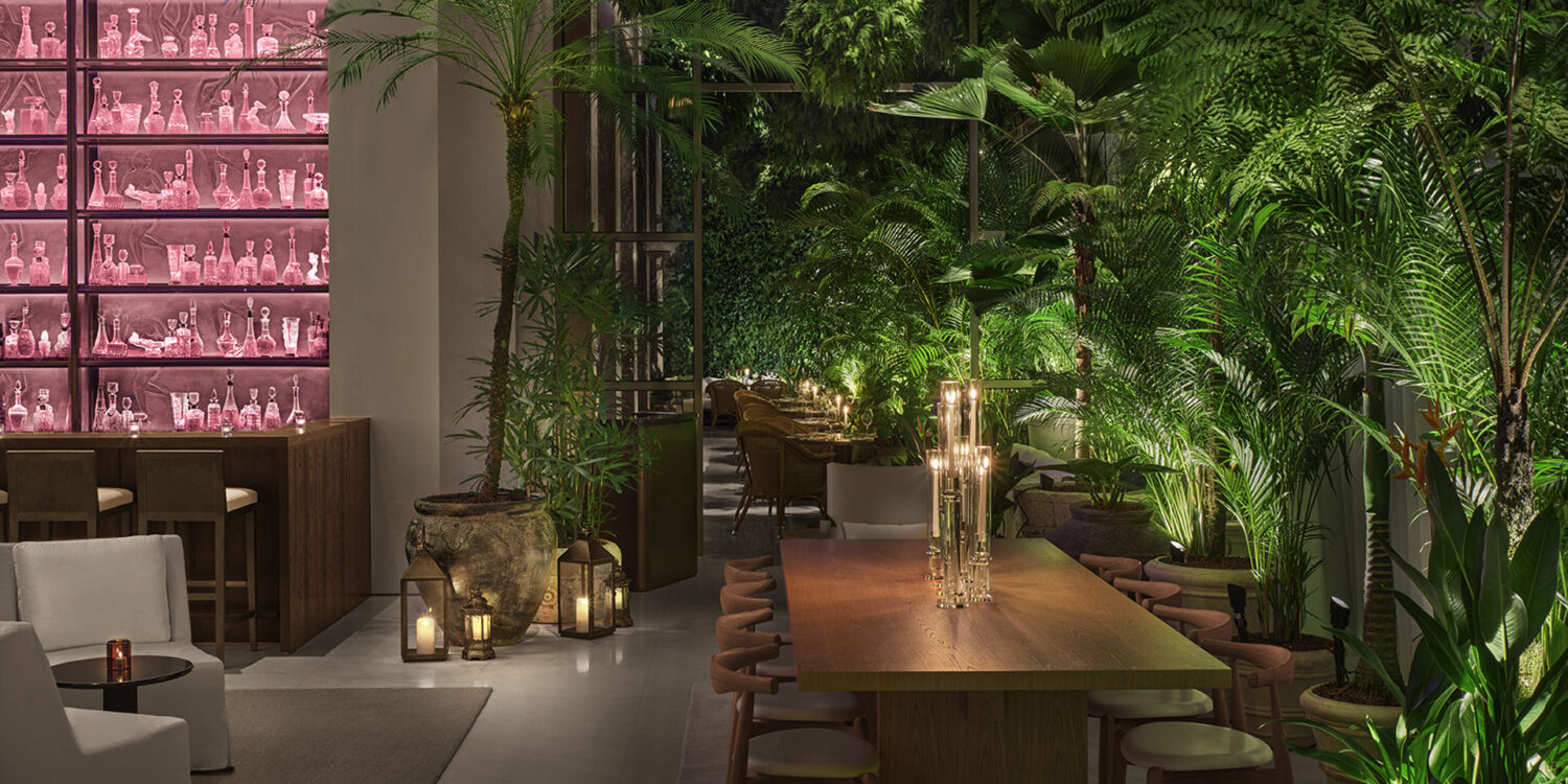 Lo scenografico Lobby Bar di The Singapore Edition, Singapore di notte