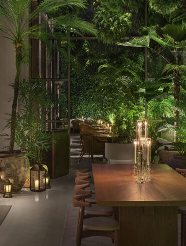 Lo scenografico Lobby Bar di The Singapore Edition, Singapore di notte