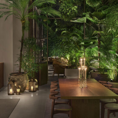 Lo scenografico Lobby Bar di The Singapore Edition, Singapore di notte