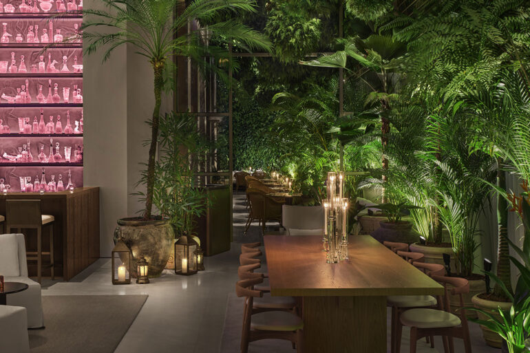 Lo scenografico Lobby Bar di The Singapore Edition, Singapore di notte