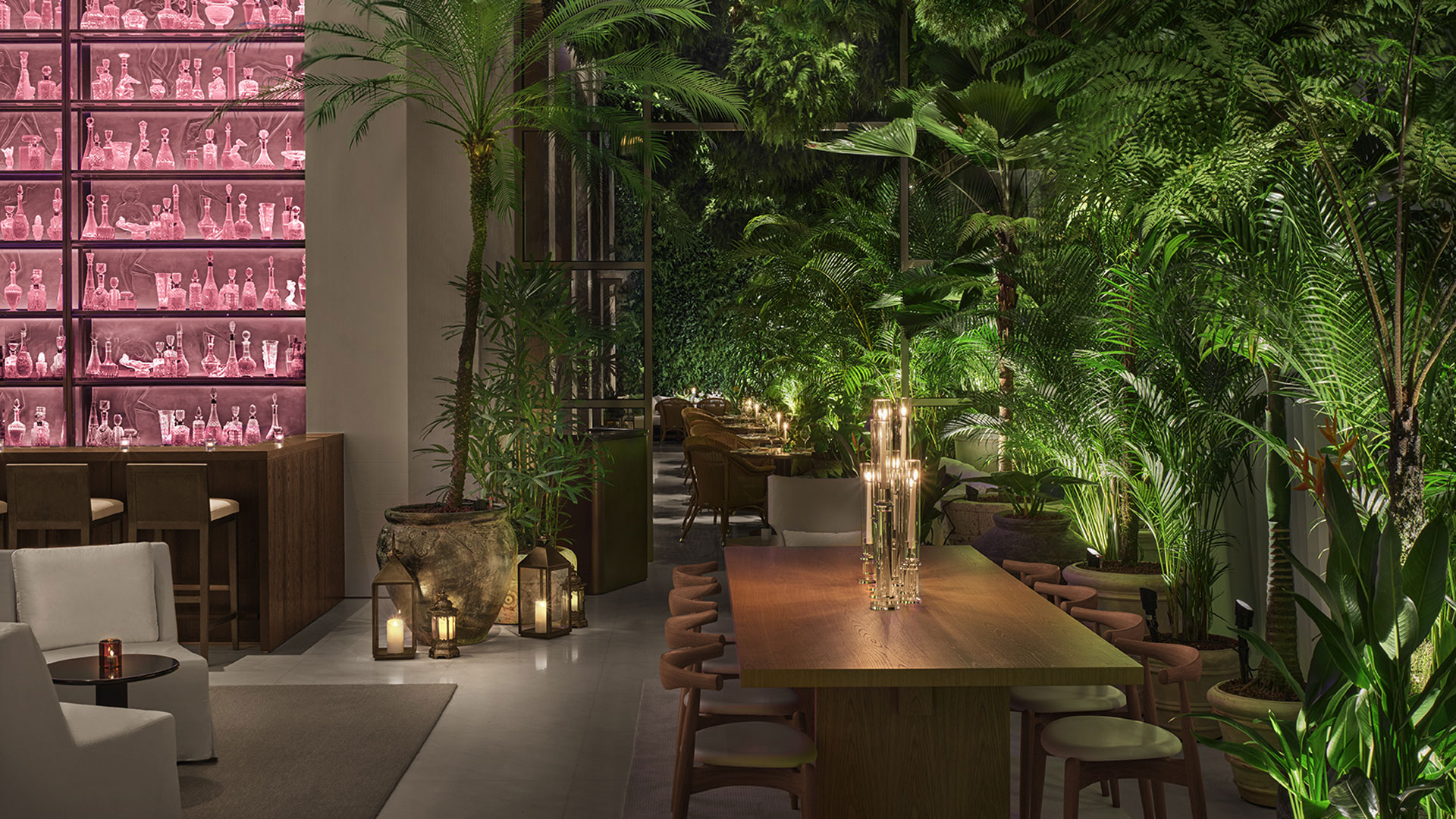Lo scenografico Lobby Bar di The Singapore Edition, Singapore di notte