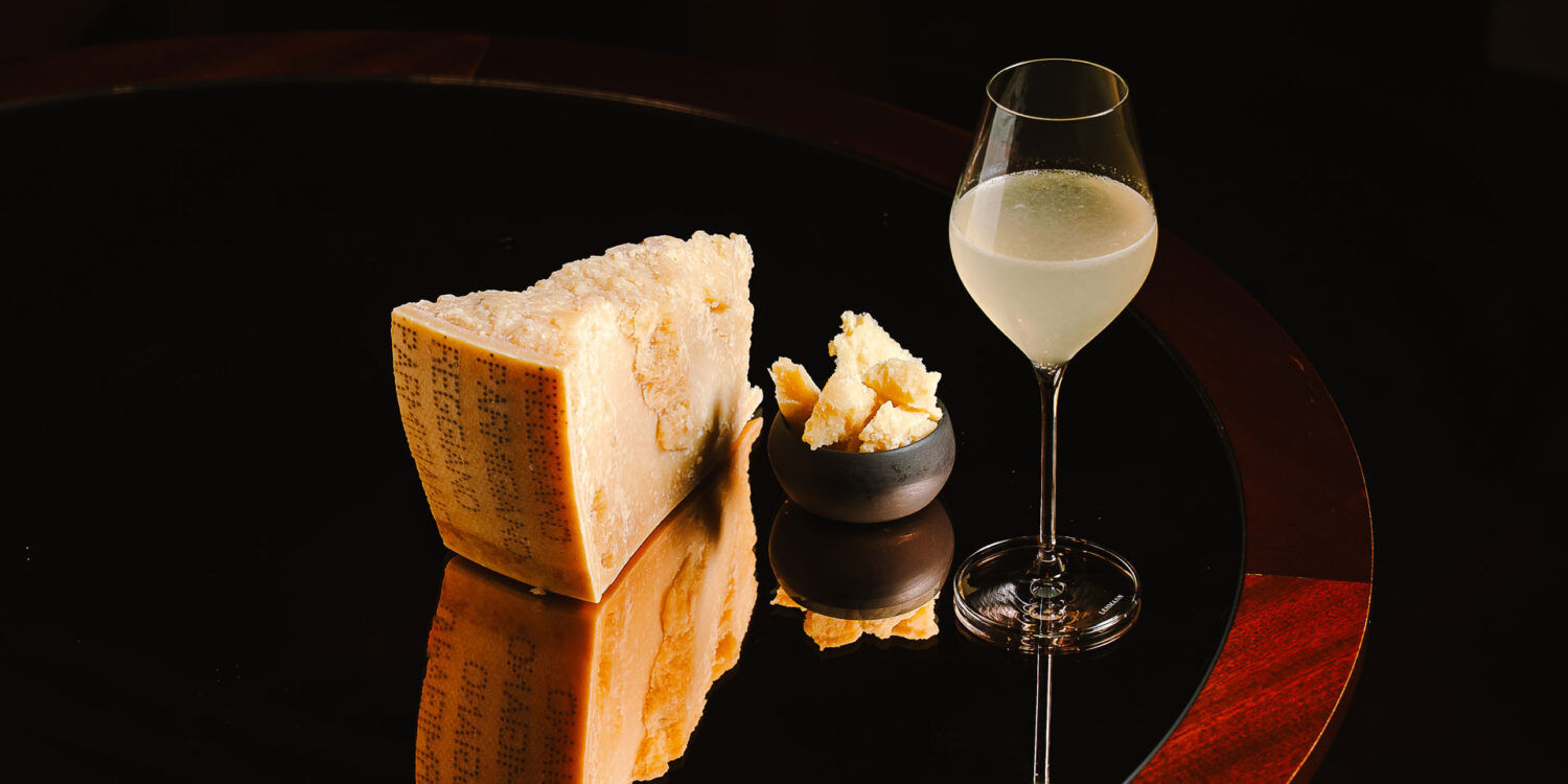 Parmigiano Reggiano 24 mesi abbinato al French 75 a base gin e champagne