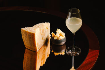 Parmigiano Reggiano 24 mesi abbinato al French 75 a base gin e champagne