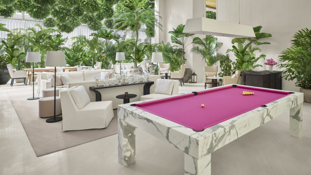 Il tavolo a biliardo del Lobby Bar, Singapore di notte