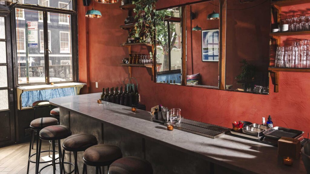 Interni del nuovo cocktail bar Dokidoki di New York
