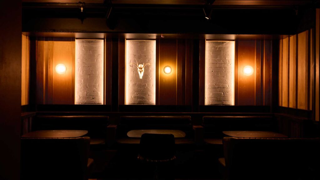 The Museum Bar tavoli interni