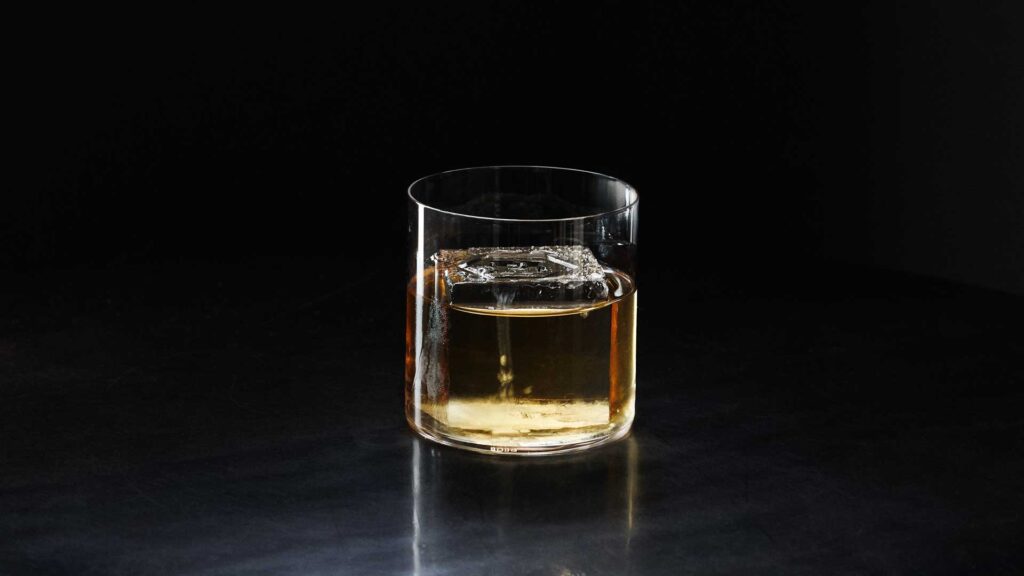 Apple, signature Himkok Cocktail e danza