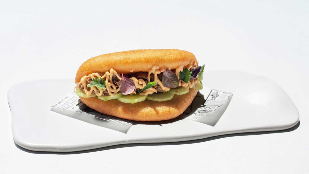 Bao Bun al vapore e fritto
con pulled pork, cetriolini e salsa kimchi