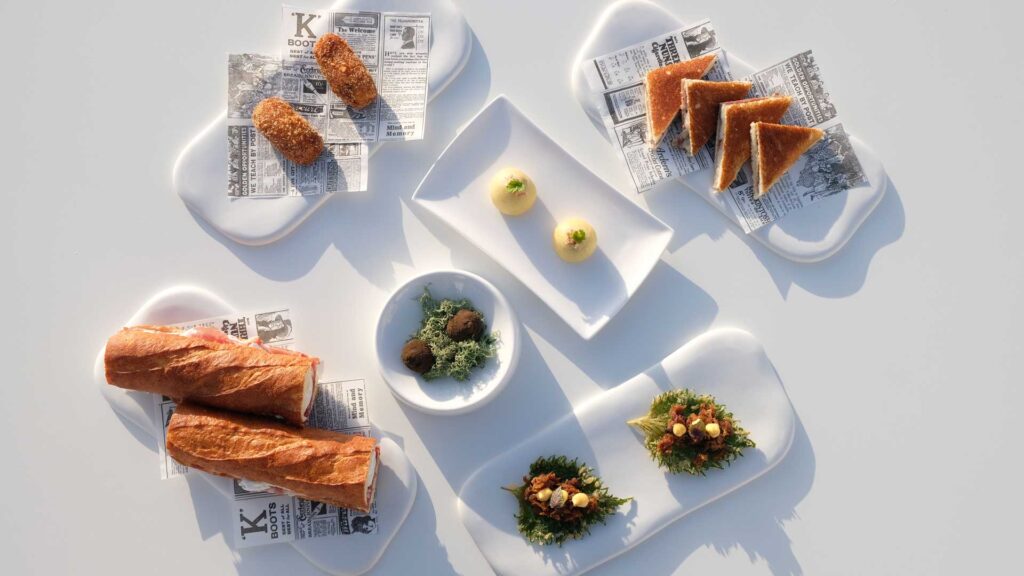 Alcuni dei bar snack tra cui crocchette di
jamon; bikini-sandwich al burro francese con tartufo,
crudo e mozzarella; baguette con pata negra e
pomodoro cuore di bue