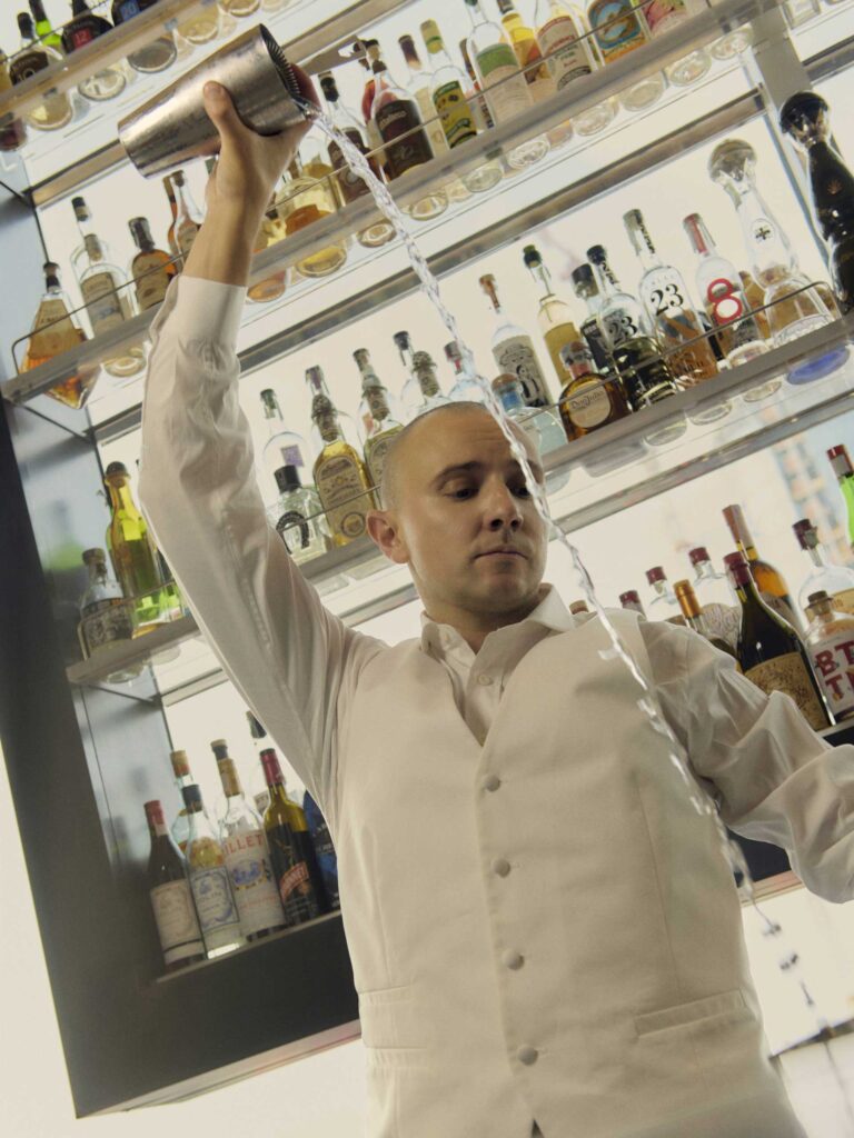 Remy Savage mentre prepara uno dei cocktail
della carta Archivio Isarco