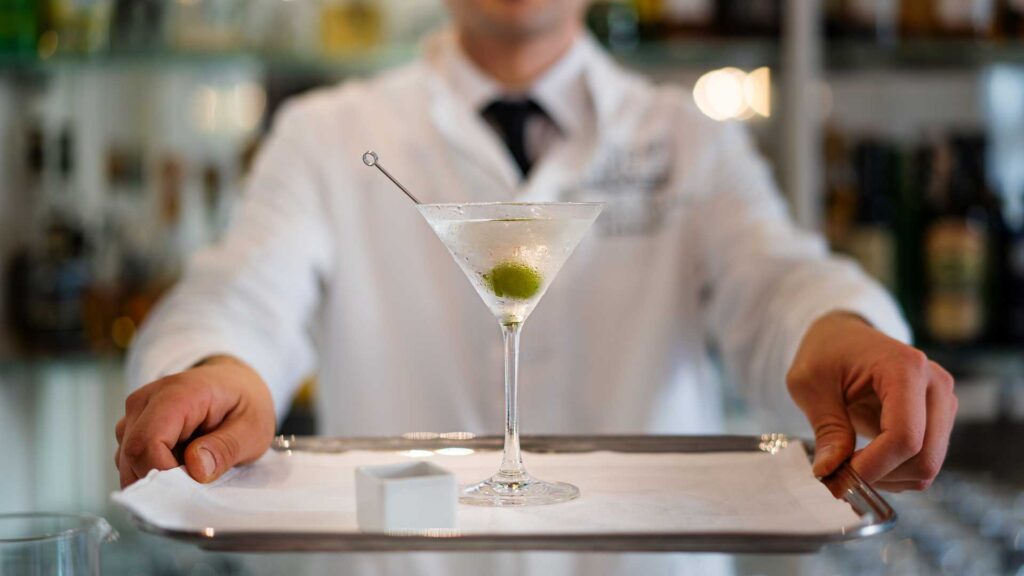Uno dei cento Martini cocktail in carta da Dry Martini a Sorrento