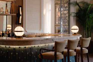 Il bancone di Gwendoline’s, bar di Villa Sant’Andrea, a Belmond Hotel