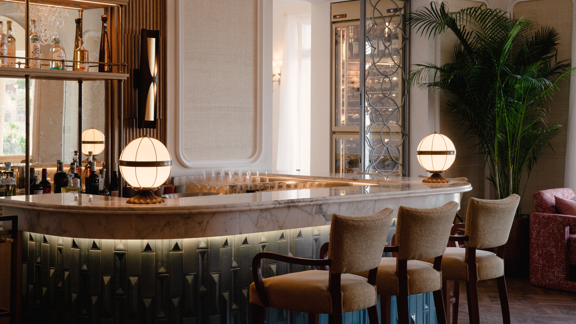 Il bancone di Gwendoline’s, bar di Villa Sant’Andrea, a Belmond Hotel