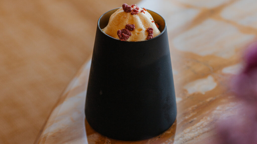 Il cocktail Madame Geneva con una foam di zuppa inglese