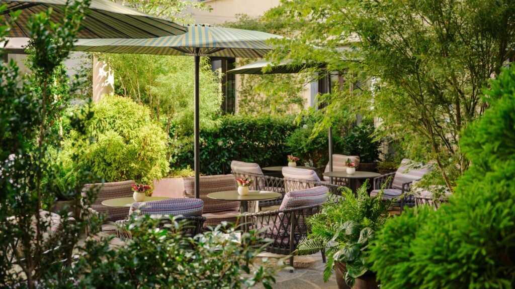 Il giardino nella corte del Mandarin Oriental Milan racchiude lo spazio esterno dedicato agli ospiti del bar