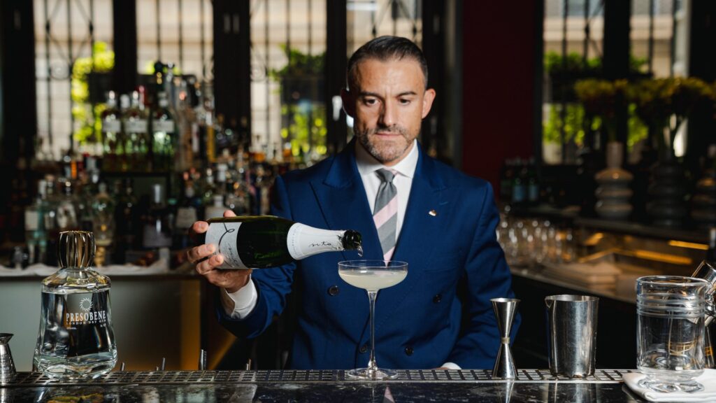 Guglielmo Miriello termina il suo French 75 con lo champagne di Seta